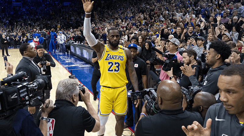 北京时间2月8日，NBA常规赛湖人主场迎战雷霆的比赛中，湖人当家球星詹姆斯(LeBron James)只花不到3节比赛的时间，凭借一记后仰跳投拿下比赛第36分，生涯总得分达到38388分，打破前辈贾巴尔(Kareem Abdul-Jabbar)保持的总得分38387分的历史纪录，目前累积38390分成为NBA史上新任得分王！